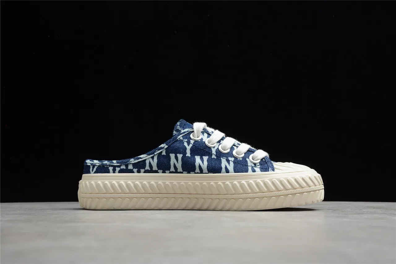 Sapatos casuais mules slip-on de lona com monograma em azul e branco 11