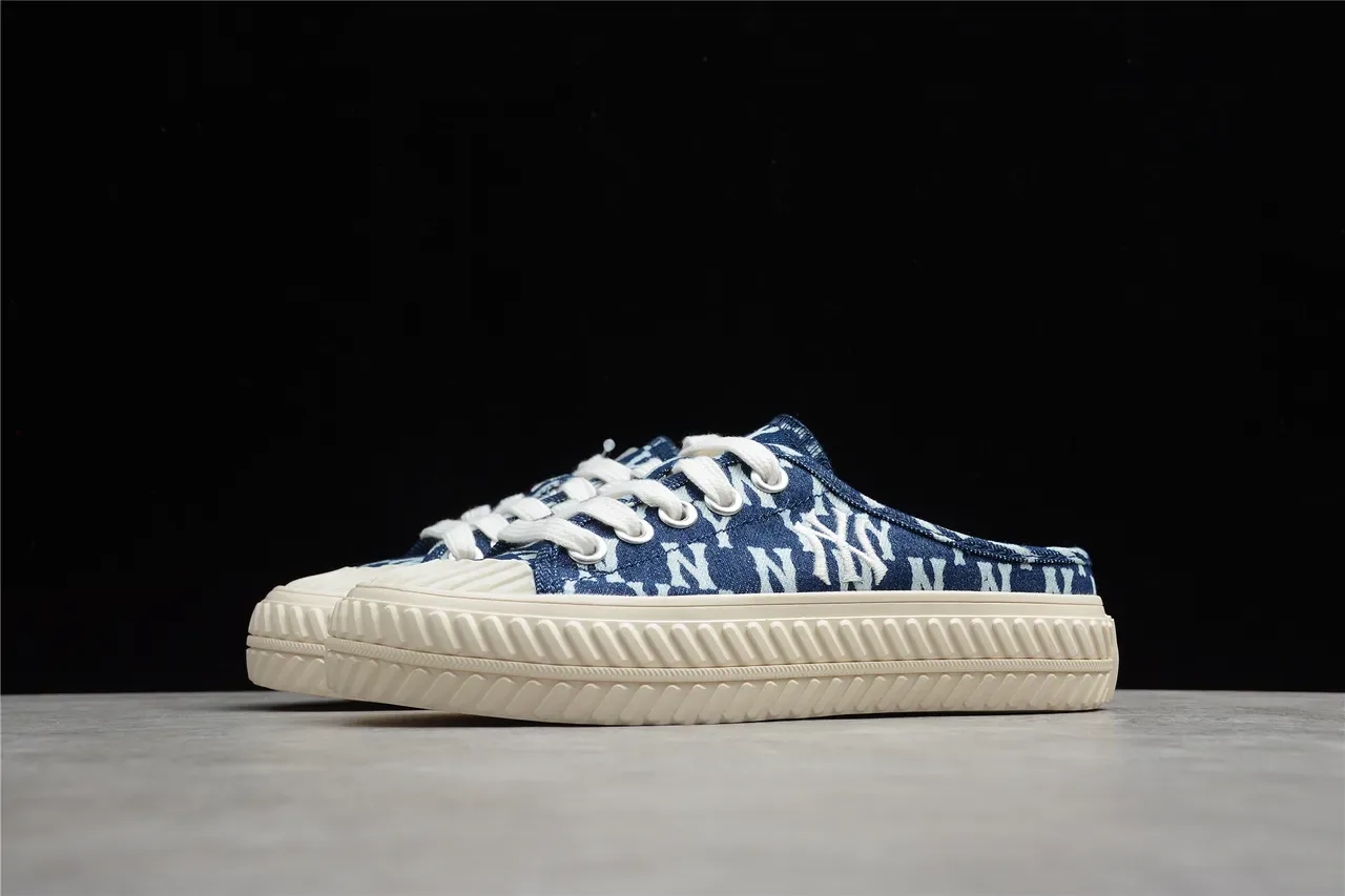 Sapatos casuais mules slip-on de lona com monograma em azul e branco 12