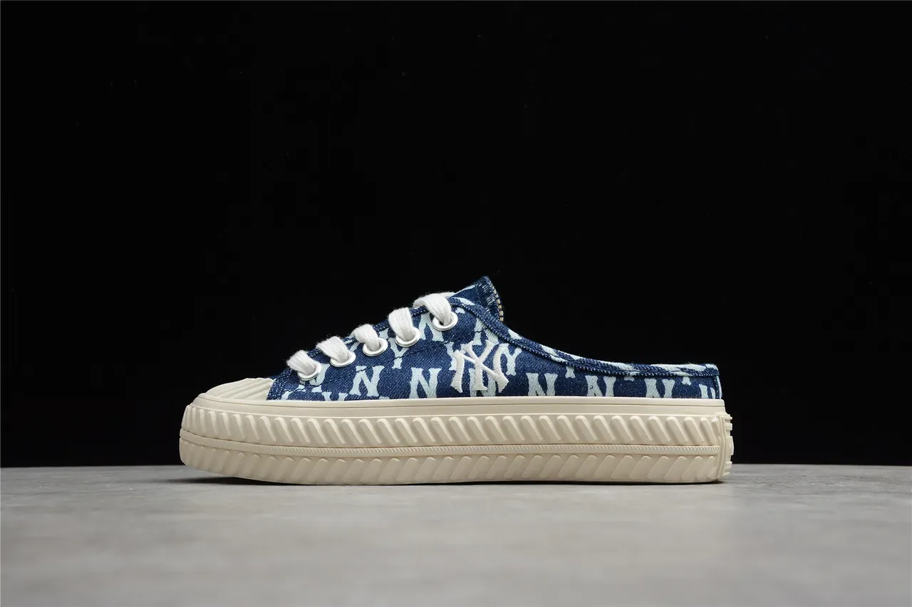 Sapatos casuais mules slip-on de lona com monograma em azul e branco 13