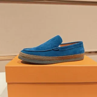 Loafer de ante azul beige con suela de yute trenzada y ribete