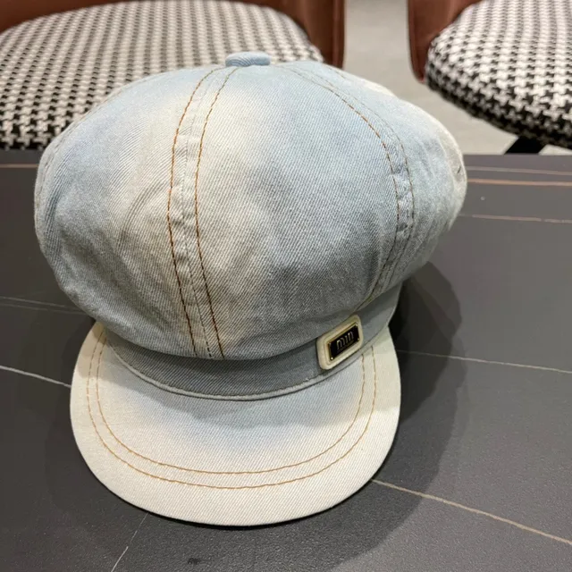 Beret de denim azul negro lavado claro con construcción de paneles cosidos 3