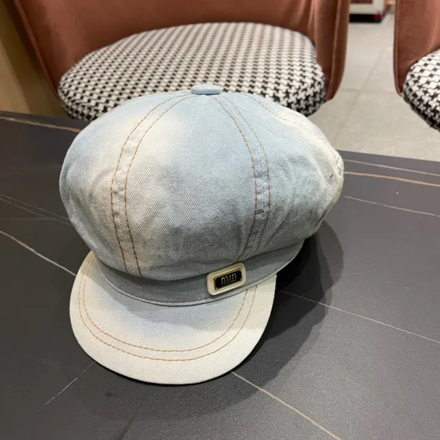 Beret de denim azul negro lavado claro con construcción de paneles cosidos 4
