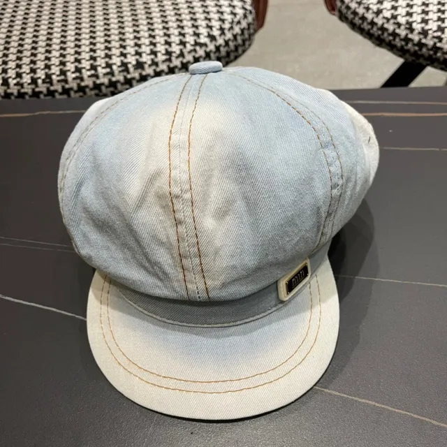 Beret de denim azul negro lavado claro con construcción de paneles cosidos 7