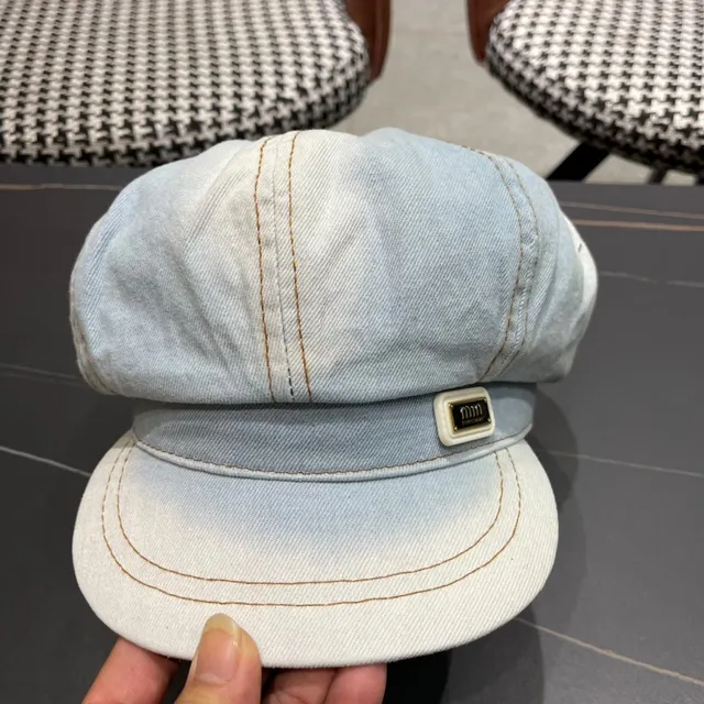 Beret de denim azul negro lavado claro con construcción de paneles cosidos 8
