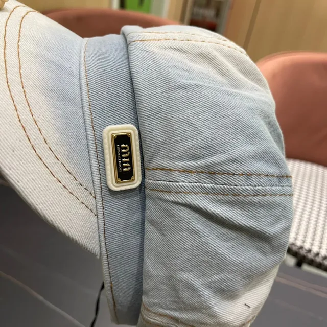 Beret de denim azul negro lavado claro con construcción de paneles cosidos 10
