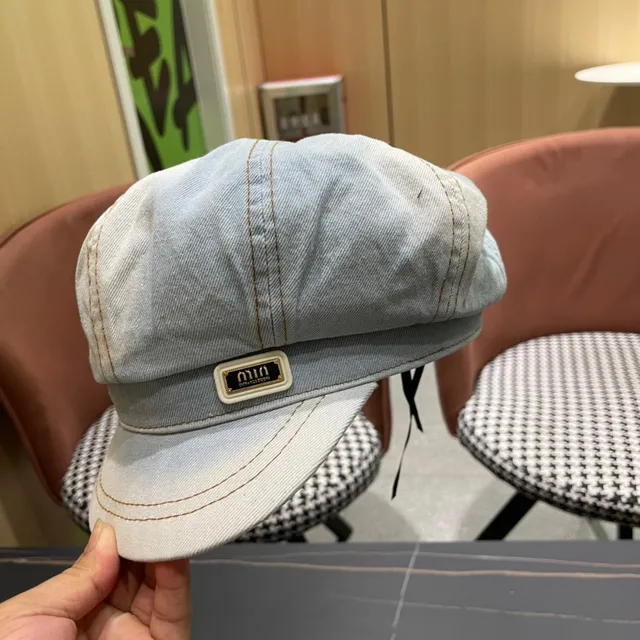 Beret de denim azul negro lavado claro con construcción de paneles cosidos 11