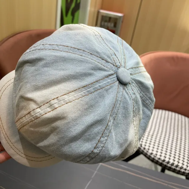 Beret de denim azul negro lavado claro con construcción de paneles cosidos 12
