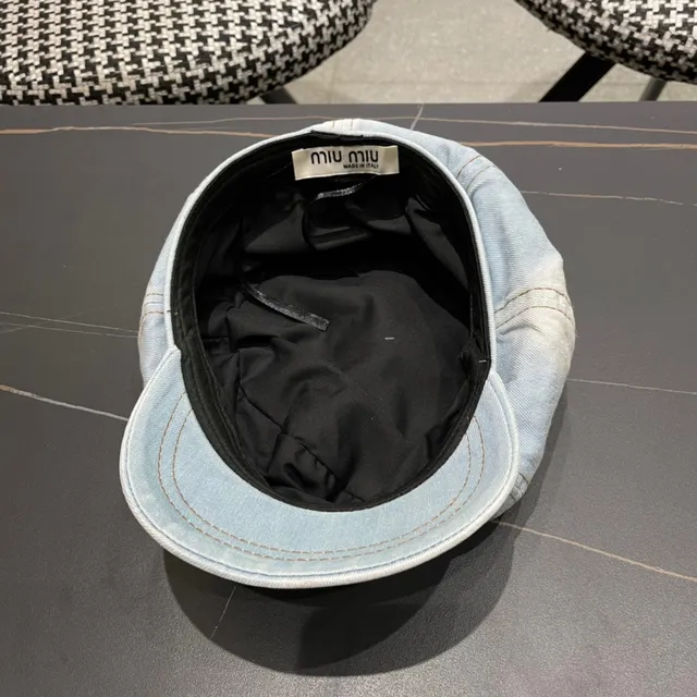 Beret de denim azul negro lavado claro con construcción de paneles cosidos 13
