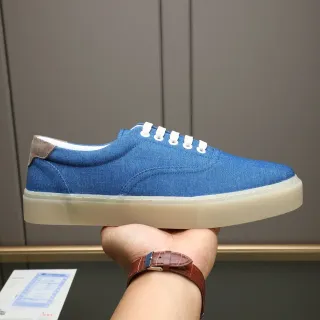 Tênis casual com upper de denim em azul marrom e aba de salto em camurça