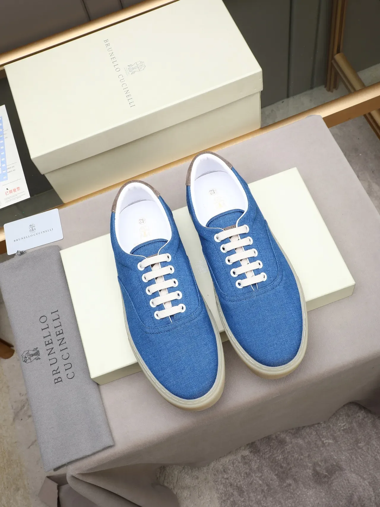 Zapatos casuales con upper de denim en azul y marrón y pestaña de talón de ante 3