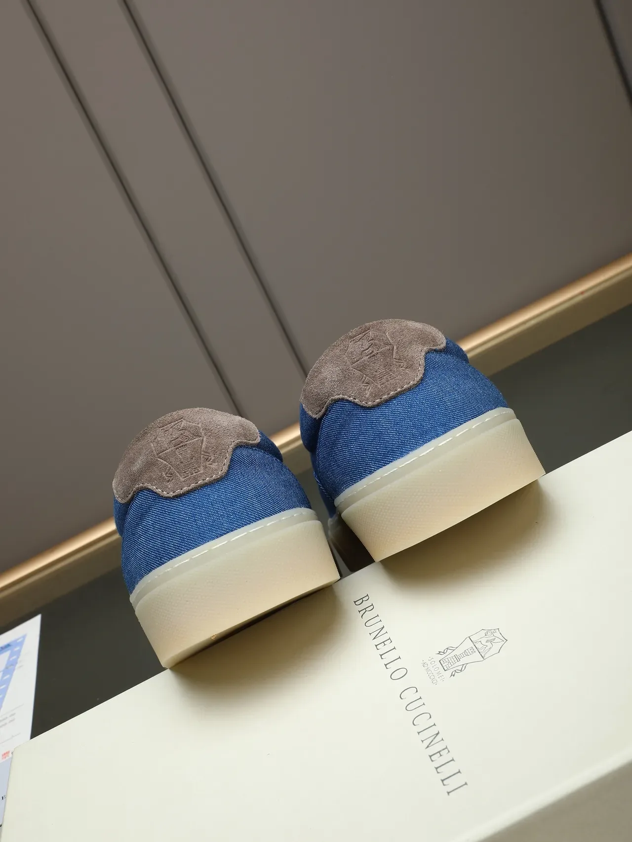 Zapatos casuales con upper de denim en azul y marrón y pestaña de talón de ante 4