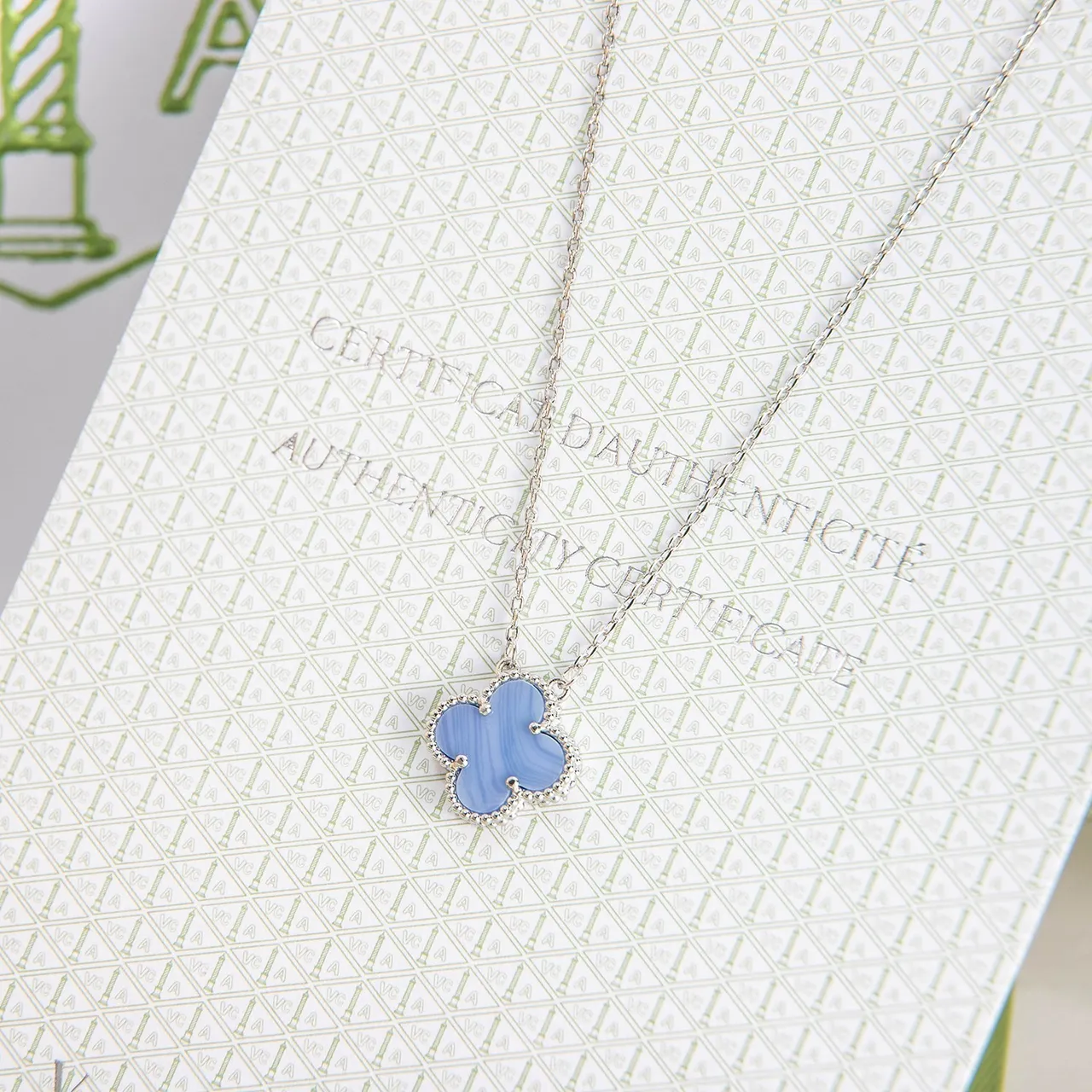 Collier pendentif trèfle bleu et or avec bordure de bezel de perles 3