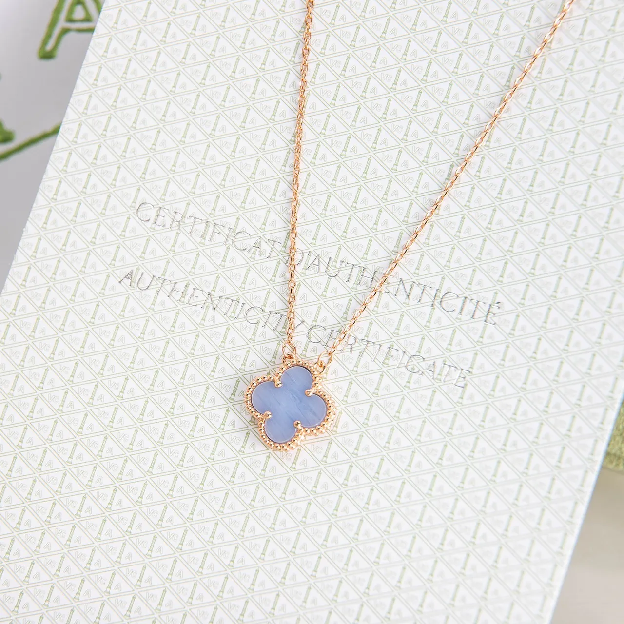 Collier pendentif trèfle bleu et or avec bordure de bezel de perles 4