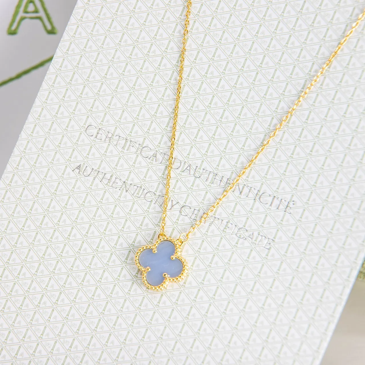 Collier pendentif trèfle bleu et or avec bordure de bezel de perles 5