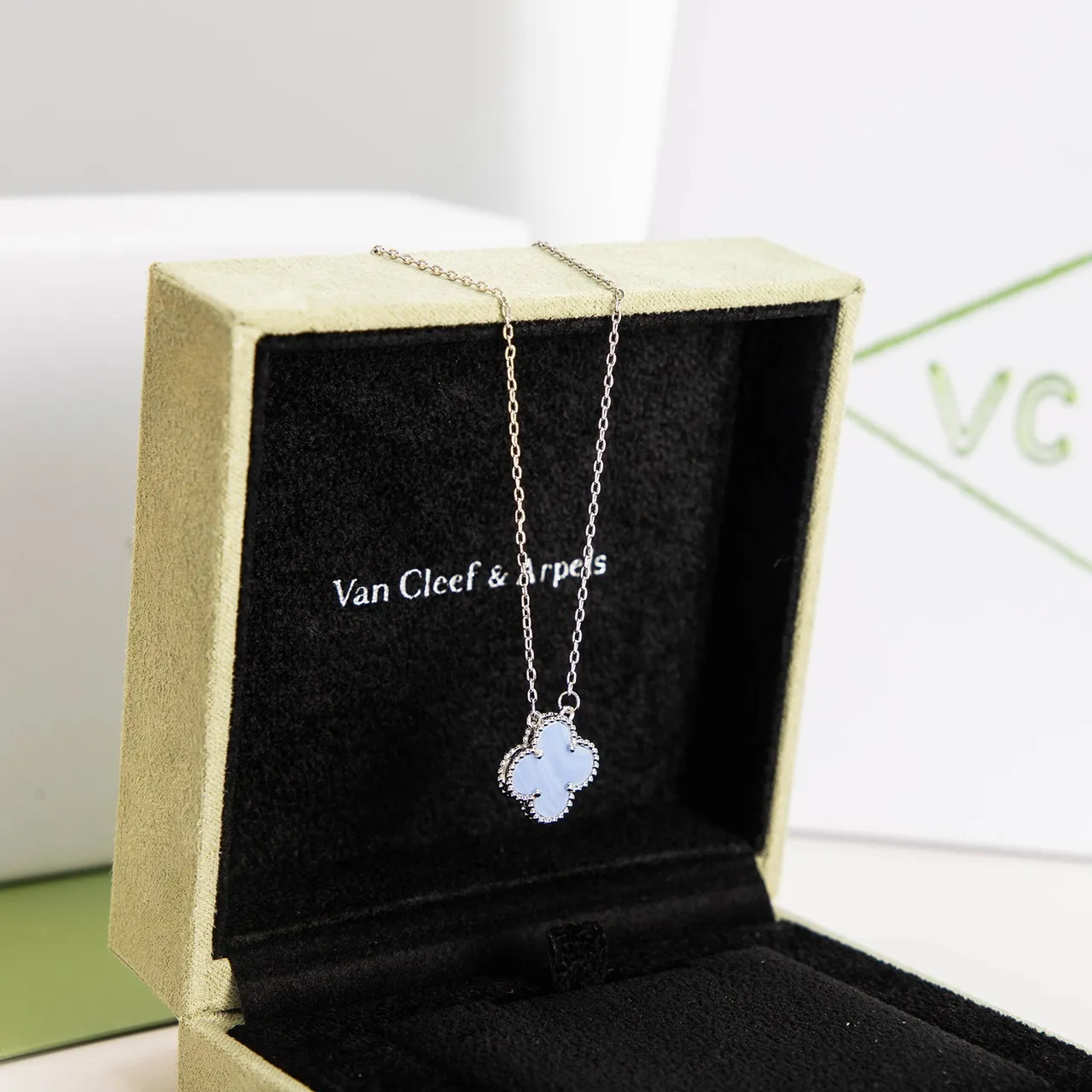 Collier pendentif trèfle bleu et or avec bordure de bezel de perles 6