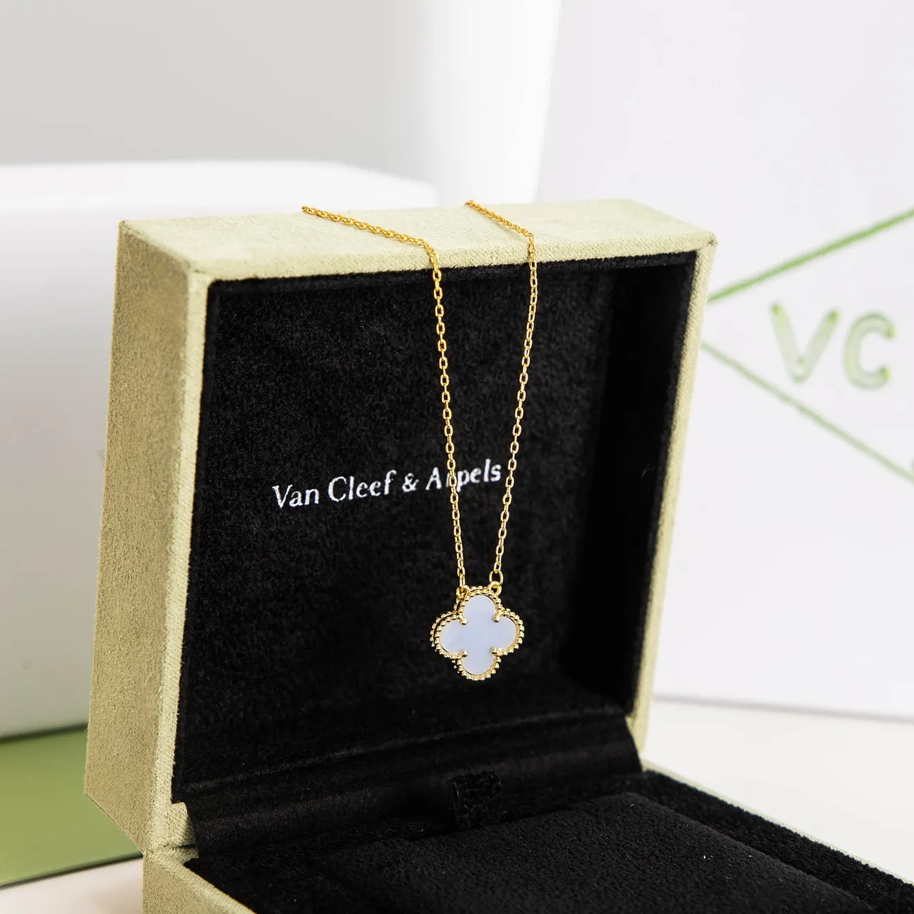 Collier pendentif trèfle bleu et or avec bordure de bezel de perles 7