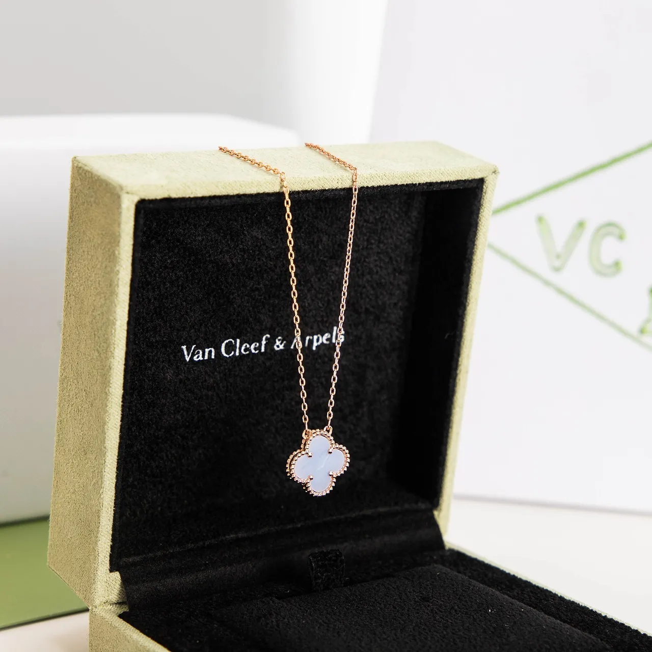 Collier pendentif trèfle bleu et or avec bordure de bezel de perles 8