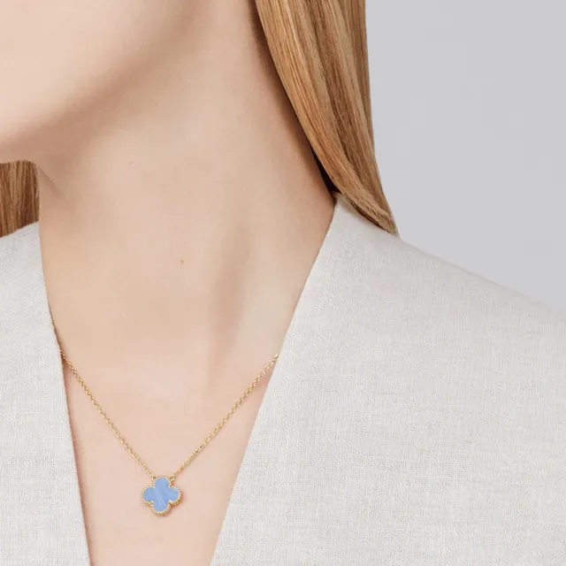 Collier pendentif trèfle bleu et or avec bordure de bezel de perles 9