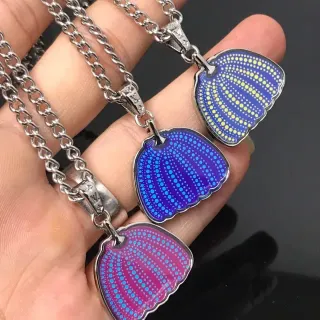 Collier avec pendentifs en forme de coquille émaillés bleu et rose effet dégradé de couleur