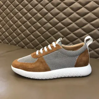 Zapatilla baja con paneles de malla y ante suede marrón y blanco con cordones