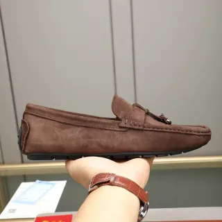 Mocasín marrón y negro de ante con detalle de borla