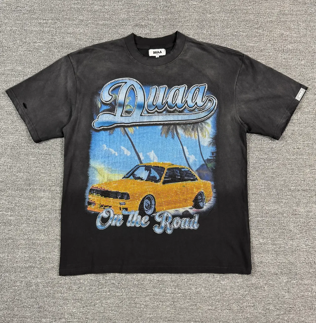 Camiseta BUAA preta de lavagem ácida com estampa gráfica de carro e strass 4