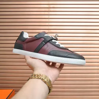 Zapatilla baja con cordones de cuero burdeos y negro
