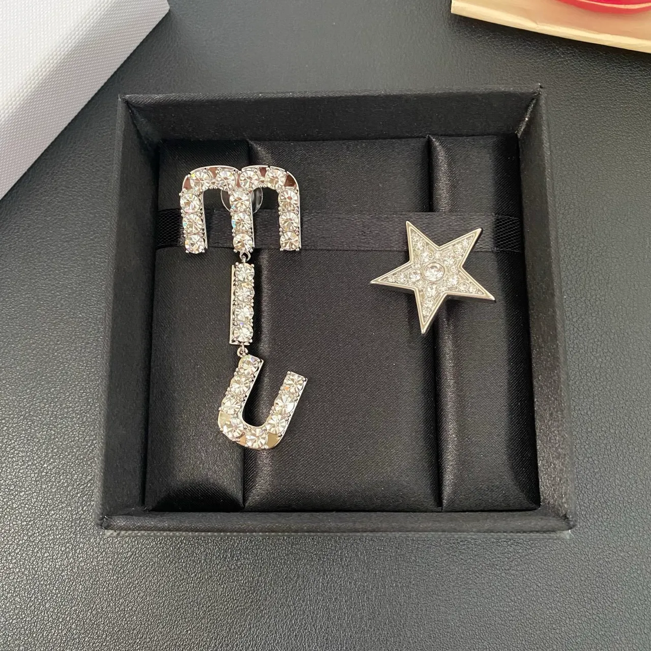 Crystal-Embellished Star and Curved Motif Metal Brooches 9