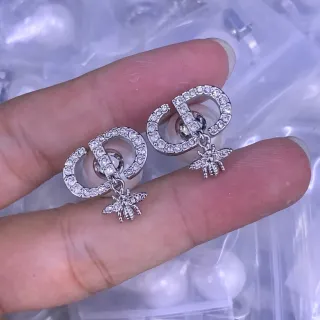 Pendientes Stud con incrustaciones de cristales, charm de abeja y C-Motif