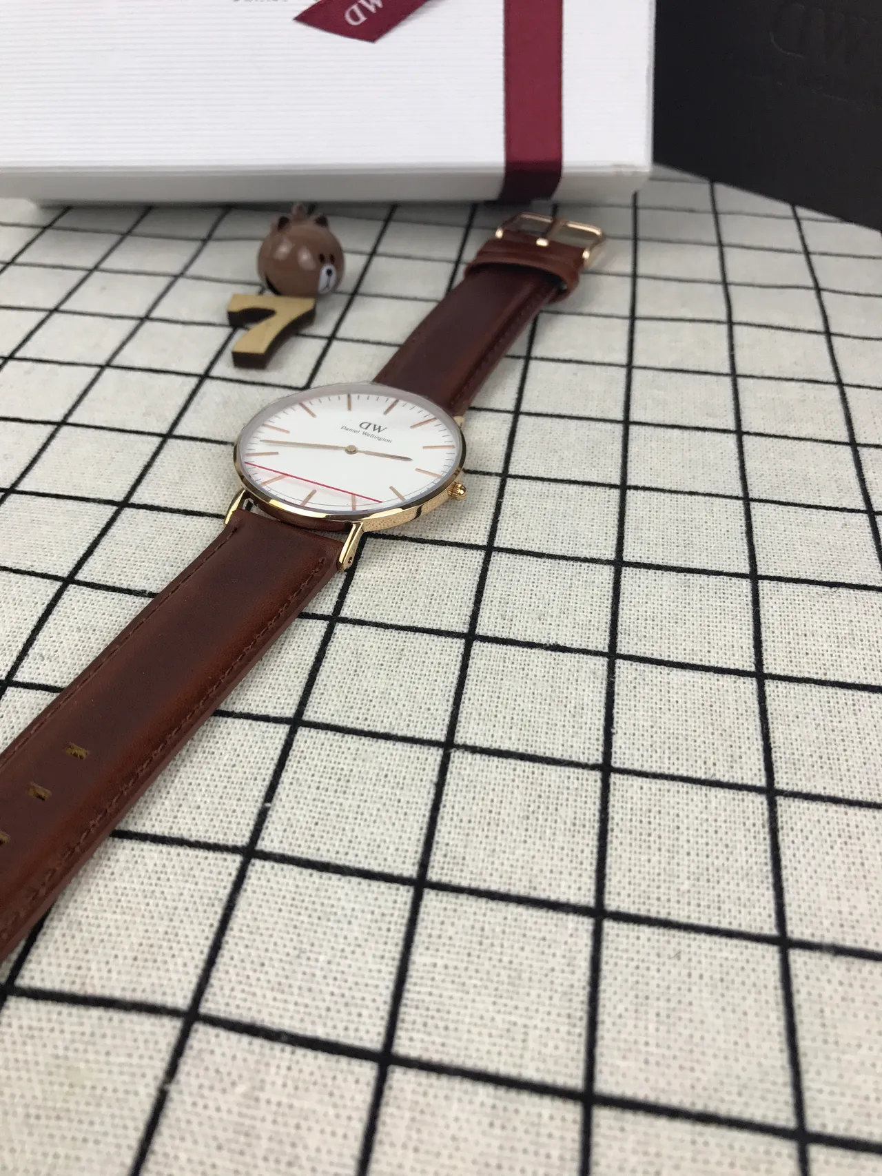 Daniel Wellington क्लासिक मिनिमलिस्ट भूरी चमड़े की पट्टी क्वार्ट्ज घड़ी 3