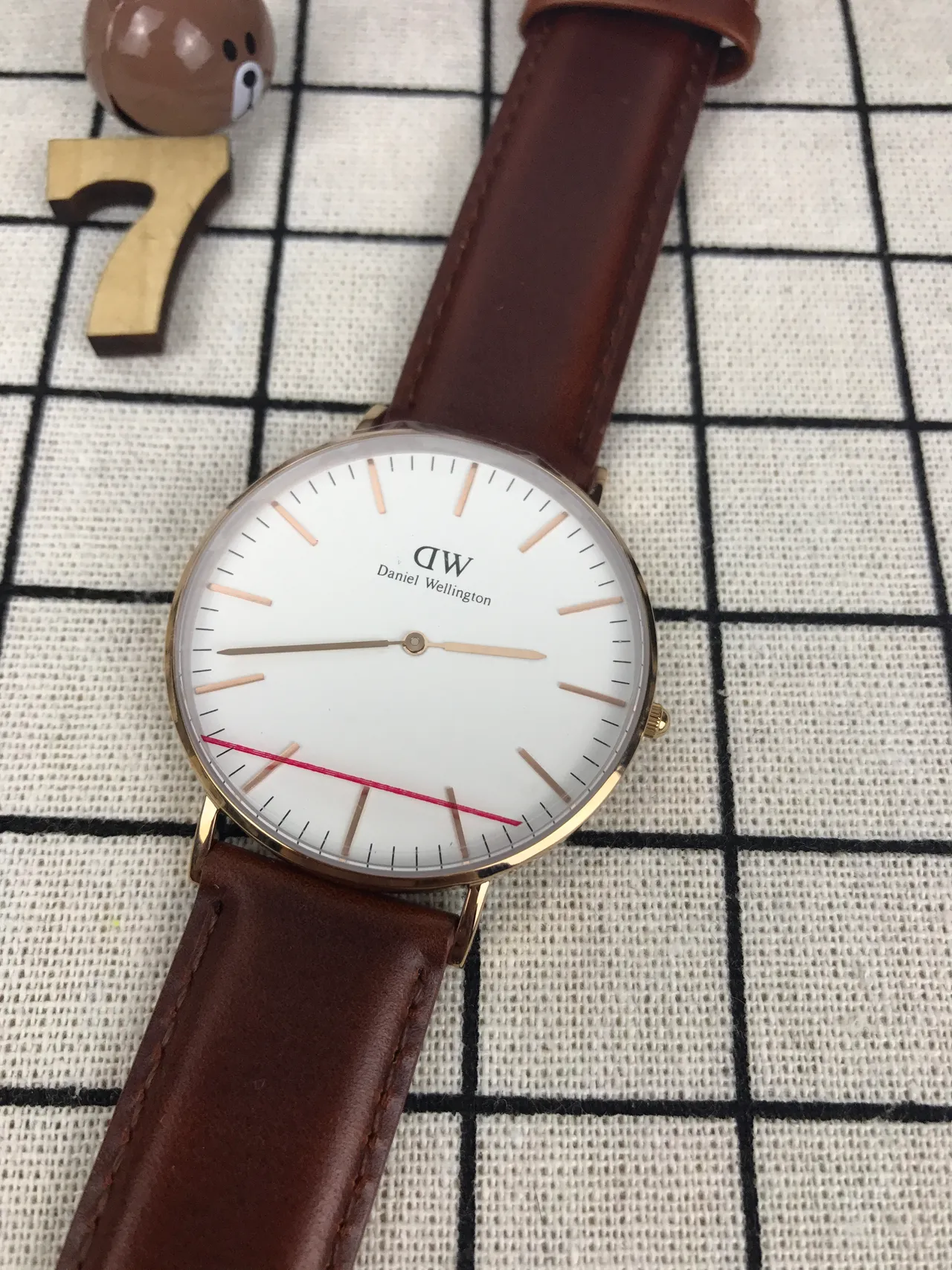Daniel Wellington क्लासिक मिनिमलिस्ट भूरी चमड़े की पट्टी क्वार्ट्ज घड़ी 4