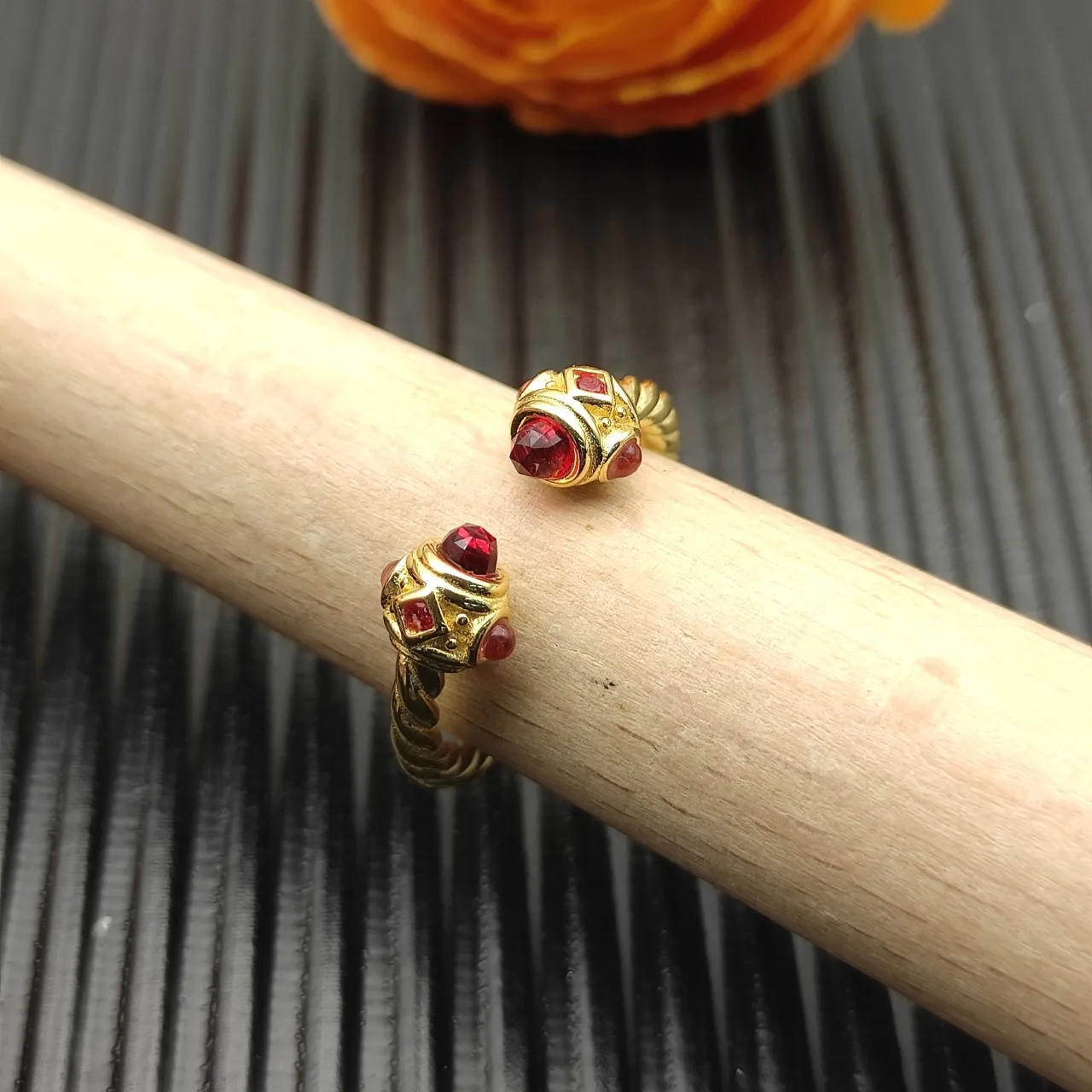 David Yurman Cable Classics anel de ouro vermelho com faixa torcida aberta nas extremidades 8