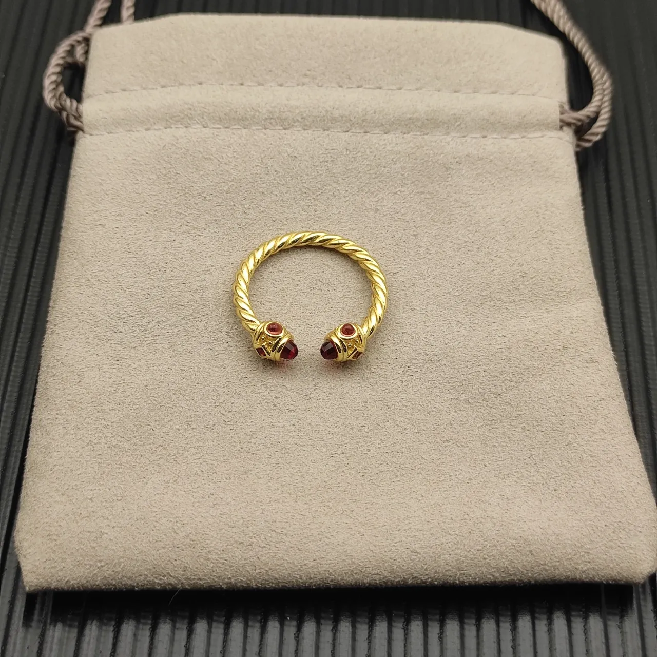 David Yurman Cable Classics anel de ouro vermelho com faixa torcida aberta nas extremidades 9