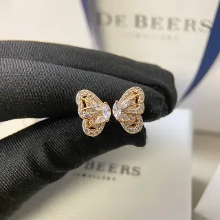 DE BEERS أقراط ستود فراشة Pavé كريستال ذهبي