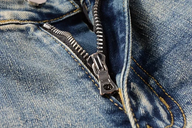 Jeans déchirés patchwork brodés bleu lavé clair 12