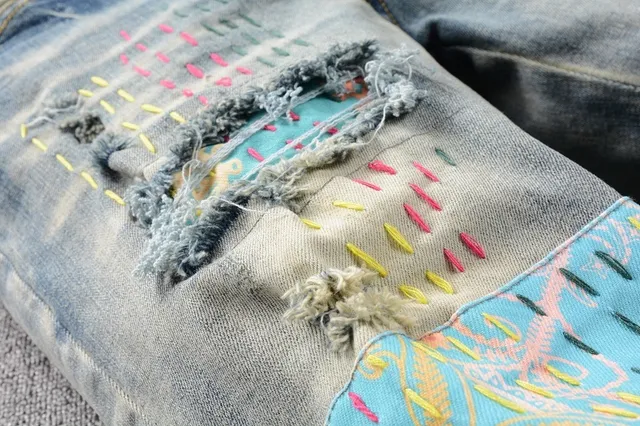 Jeans déchirés patchwork brodés bleu lavé clair 13