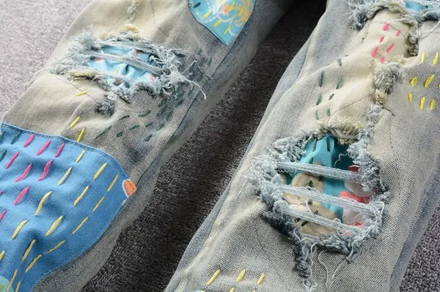 Jeans déchirés patchwork brodés bleu lavé clair 14
