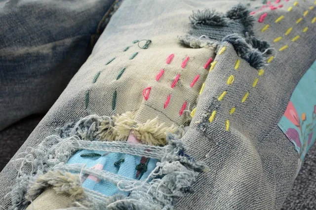 Jeans déchirés patchwork brodés bleu lavé clair 15