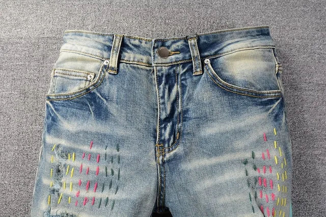Jeans déchirés patchwork brodés bleu lavé clair 16