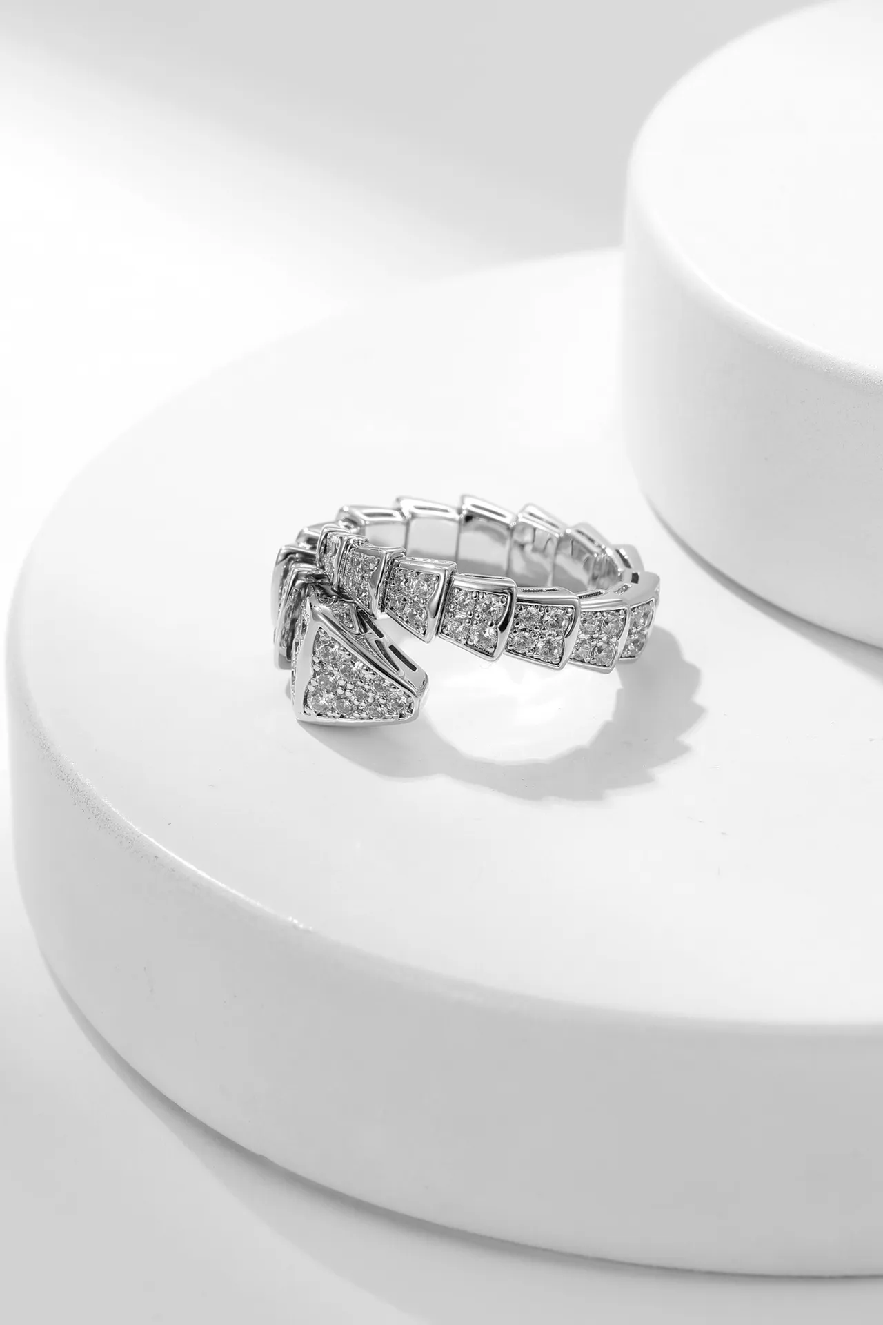 Boucles d'oreilles sculpturales pavé géométriques à double ton 2