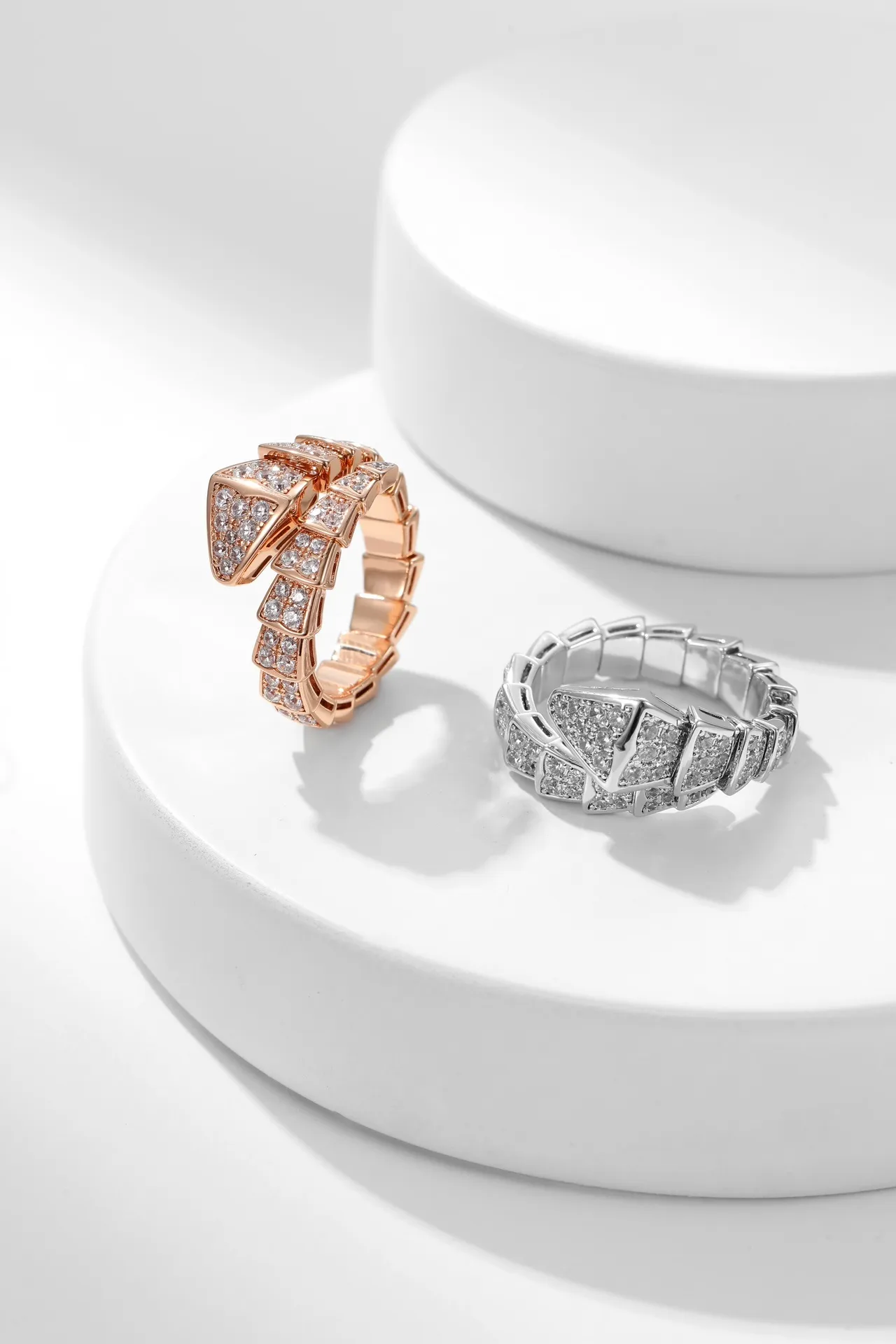 Boucles d'oreilles sculpturales pavé géométriques à double ton 4