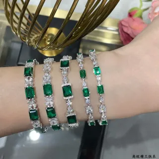 Pulseras lineales de tono plateado con piedras verdes y transparentes de corte esmeralda