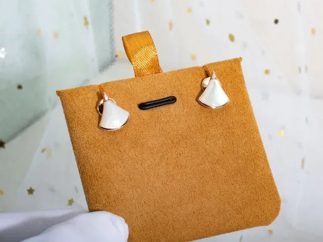 Pendientes de stud en forma de abanico de madreperla y tono de oro rosa 2