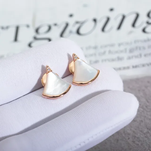 Pendientes de stud en forma de abanico de madreperla y tono de oro rosa 3