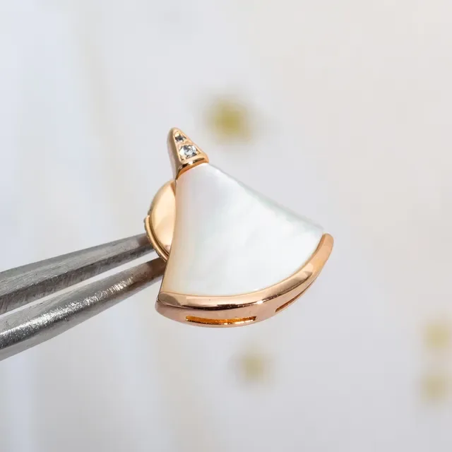 Pendientes de stud en forma de abanico de madreperla y tono de oro rosa 4