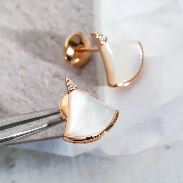 Pendientes de stud en forma de abanico de madreperla y tono de oro rosa 5
