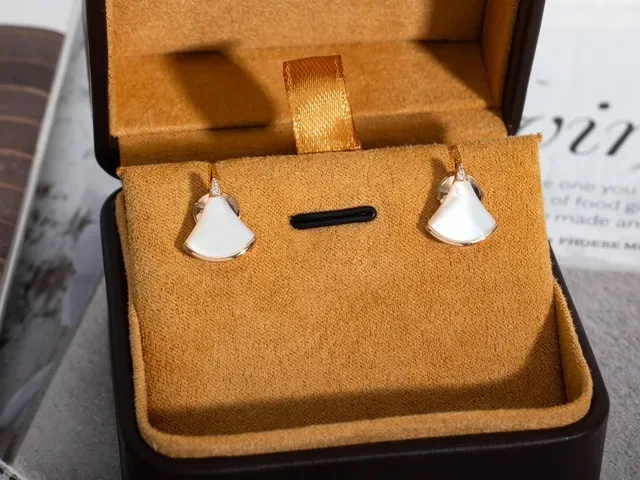 Pendientes de stud en forma de abanico de madreperla y tono de oro rosa 6