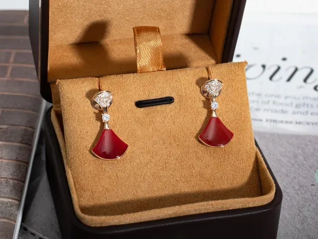 Brincos em forma de leque com esmalte vermelho e cristais pavé pendentes 2