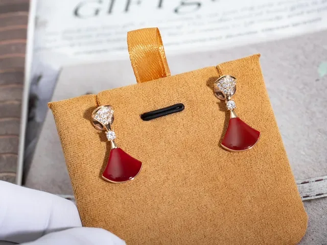 Brincos em forma de leque com esmalte vermelho e cristais pavé pendentes 3