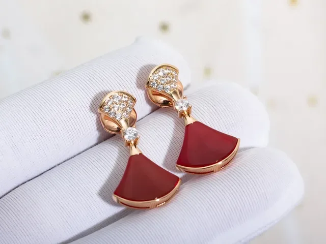 Brincos em forma de leque com esmalte vermelho e cristais pavé pendentes 4